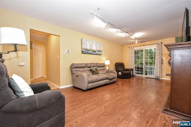 3-1 Vernon Court, Waldwick, NJ 07463