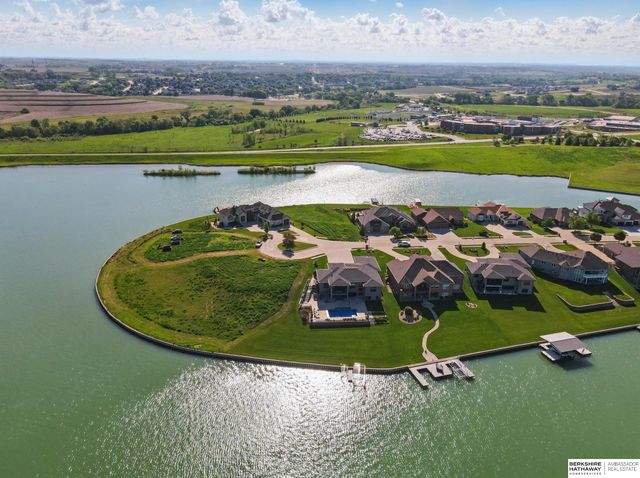 17028 S Reflection Circle, Bennington, NE 68007