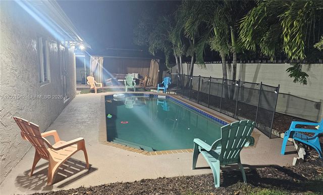 8421 NW 8th Street, Pembroke Pines, FL 33024