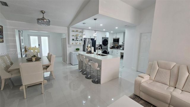8421 NW 8th Street, Pembroke Pines, FL 33024