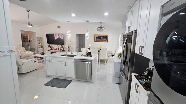 8421 NW 8th Street, Pembroke Pines, FL 33024