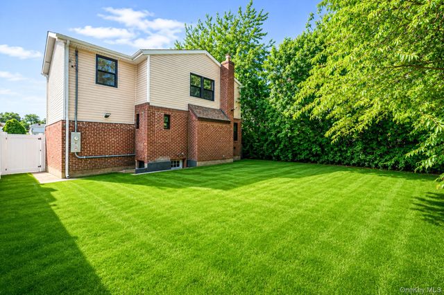 41 Kingston Street, Elmont, NY 11003
