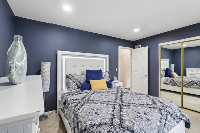 18106 W Hampshire Drive, Gurnee, IL 60031