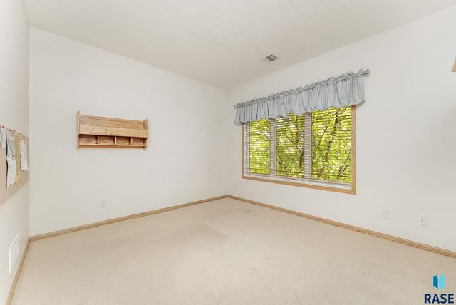 5918 S Grand Lodge Pl, Sioux Falls, SD 57108