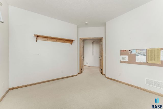 5918 S Grand Lodge Pl, Sioux Falls, SD 57108