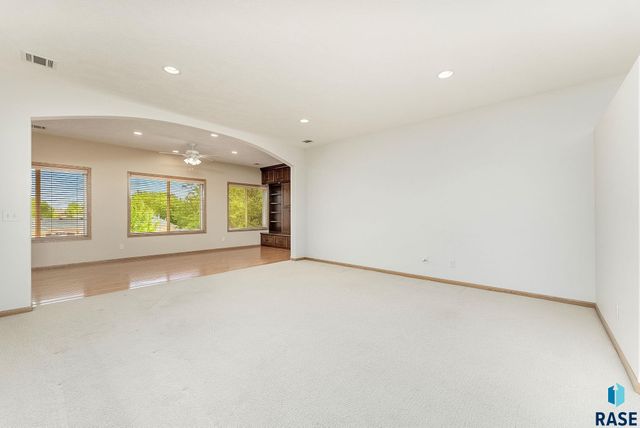5918 S Grand Lodge Pl, Sioux Falls, SD 57108