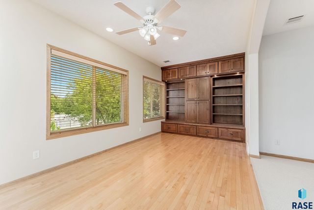 5918 S Grand Lodge Pl, Sioux Falls, SD 57108