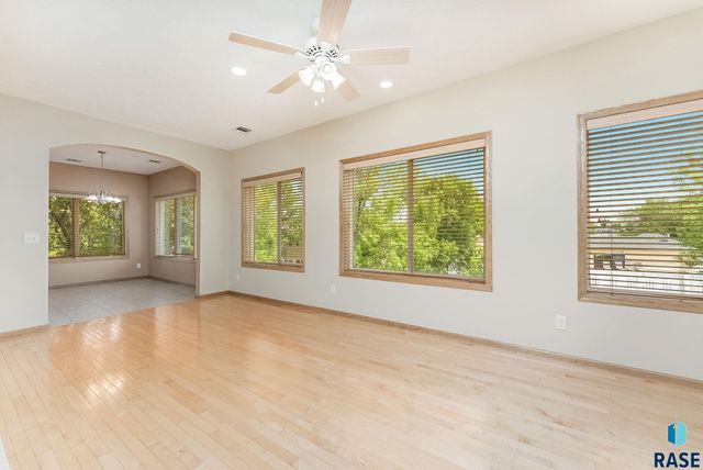5918 S Grand Lodge Pl, Sioux Falls, SD 57108