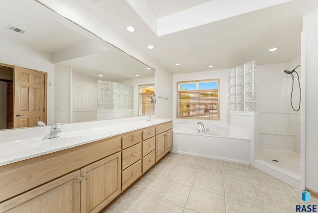 5918 S Grand Lodge Pl, Sioux Falls, SD 57108