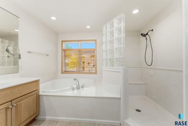 5918 S Grand Lodge Pl, Sioux Falls, SD 57108