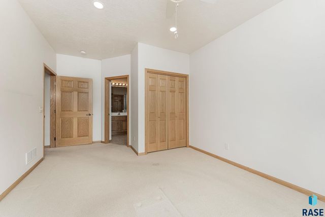 5918 S Grand Lodge Pl, Sioux Falls, SD 57108