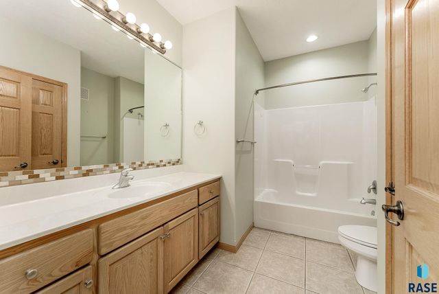 5918 S Grand Lodge Pl, Sioux Falls, SD 57108