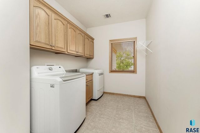 5918 S Grand Lodge Pl, Sioux Falls, SD 57108