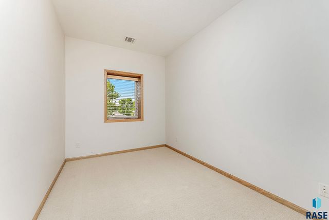 5918 S Grand Lodge Pl, Sioux Falls, SD 57108