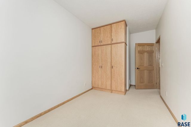 5918 S Grand Lodge Pl, Sioux Falls, SD 57108