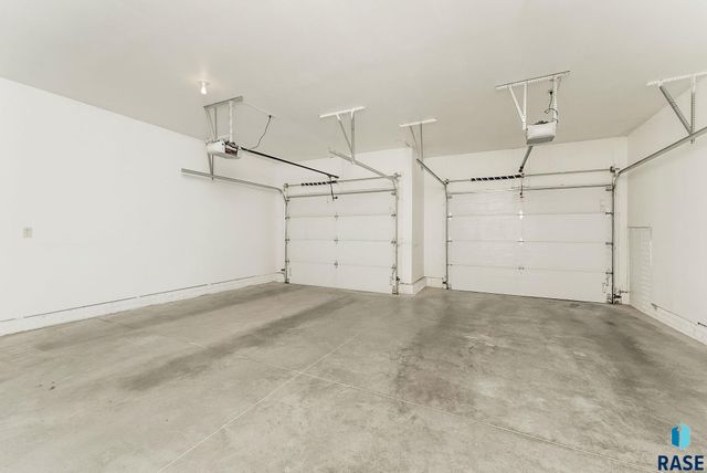 5918 S Grand Lodge Pl, Sioux Falls, SD 57108