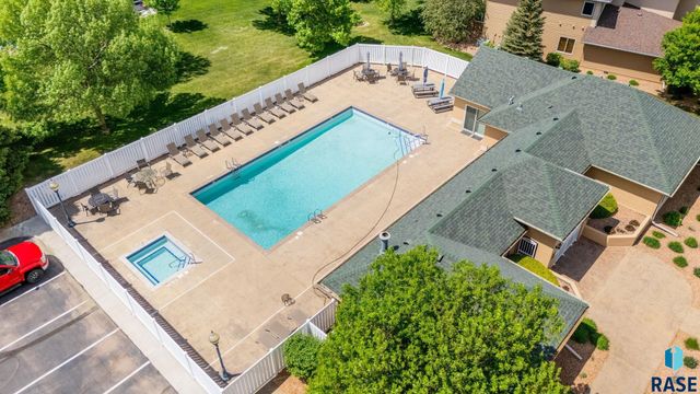 5918 S Grand Lodge Pl, Sioux Falls, SD 57108