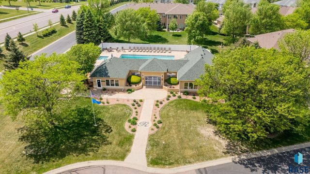 5918 S Grand Lodge Pl, Sioux Falls, SD 57108