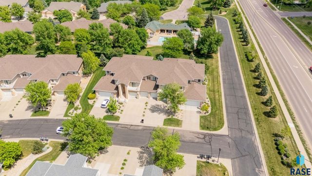 5918 S Grand Lodge Pl, Sioux Falls, SD 57108