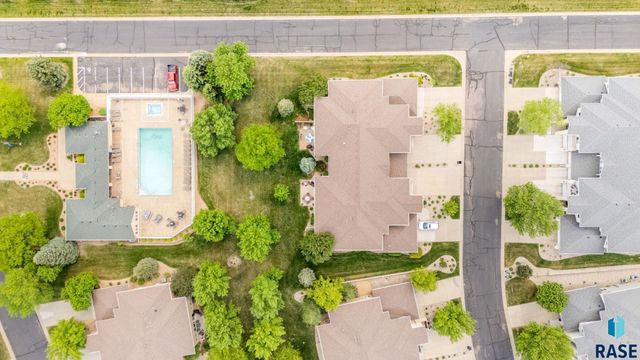 5918 S Grand Lodge Pl, Sioux Falls, SD 57108