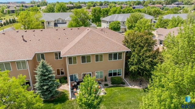 5918 S Grand Lodge Pl, Sioux Falls, SD 57108