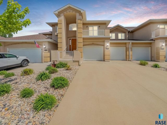 5918 S Grand Lodge Pl, Sioux Falls, SD 57108