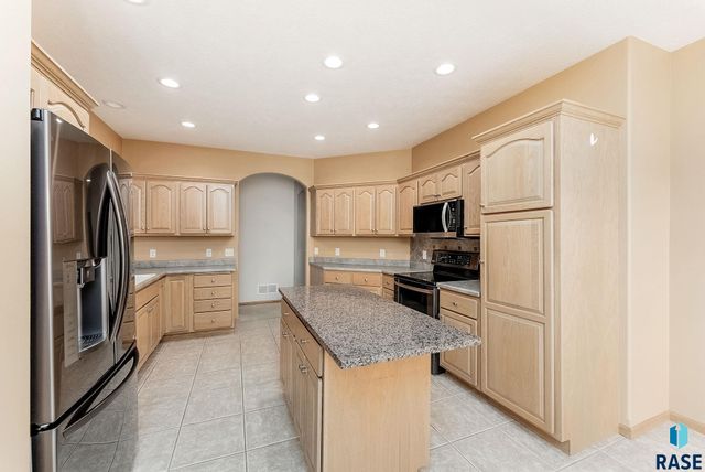 5918 S Grand Lodge Pl, Sioux Falls, SD 57108