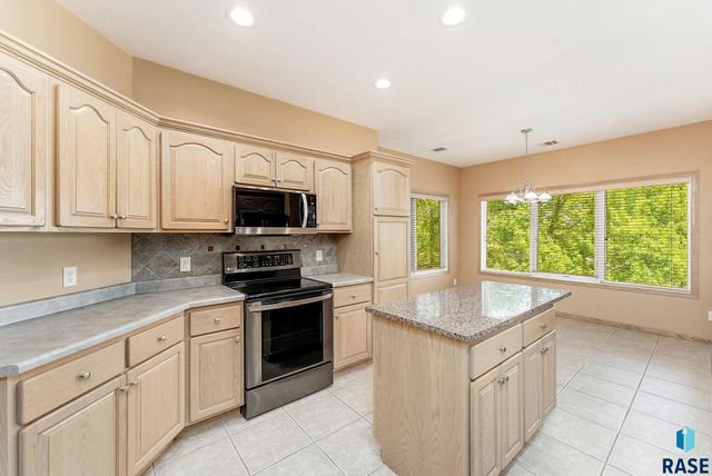 5918 S Grand Lodge Pl, Sioux Falls, SD 57108