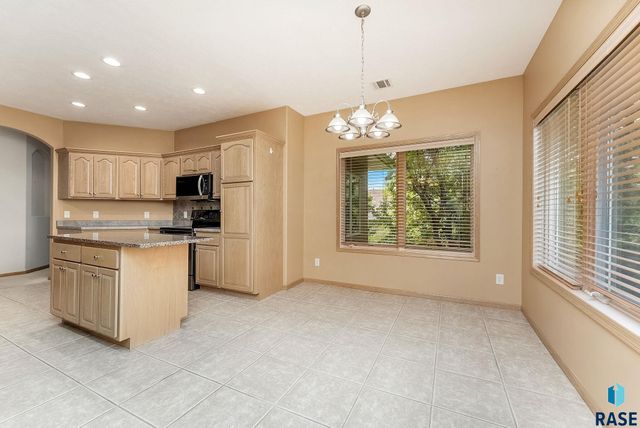 5918 S Grand Lodge Pl, Sioux Falls, SD 57108