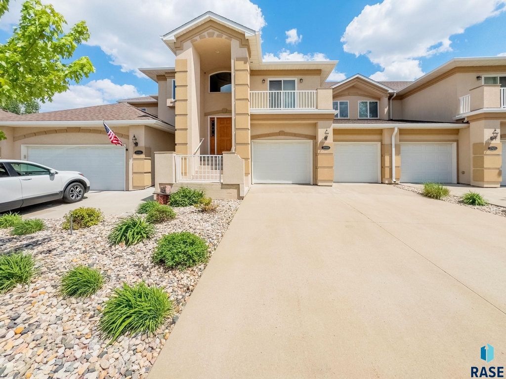 5918 S Grand Lodge Pl, Sioux Falls, SD 57108