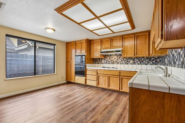 2004 Fernwood Cir, Roseville, CA 95661