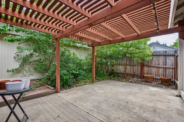 2004 Fernwood Cir, Roseville, CA 95661