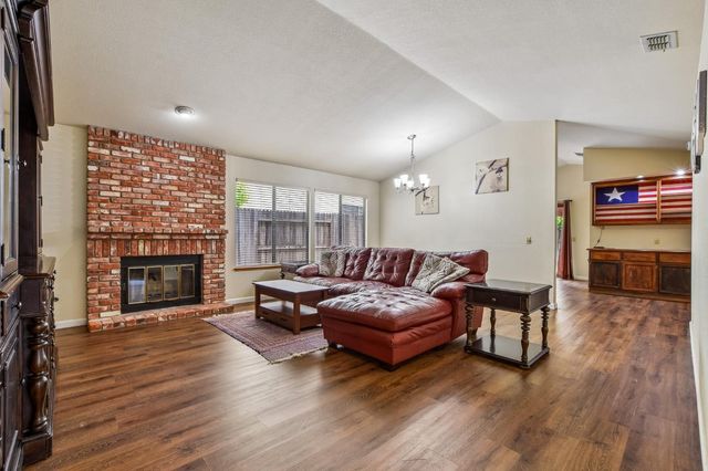 2004 Fernwood Cir, Roseville, CA 95661