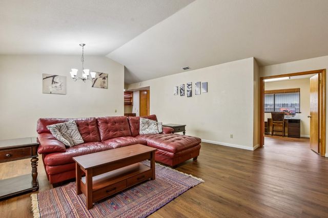 2004 Fernwood Cir, Roseville, CA 95661