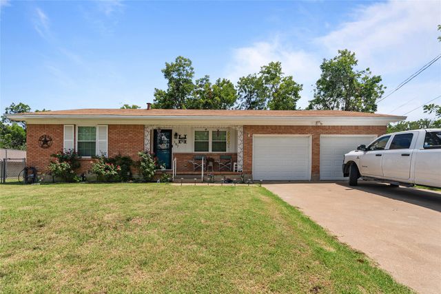 107 Woodard Avenue, Cleburne, TX 76033