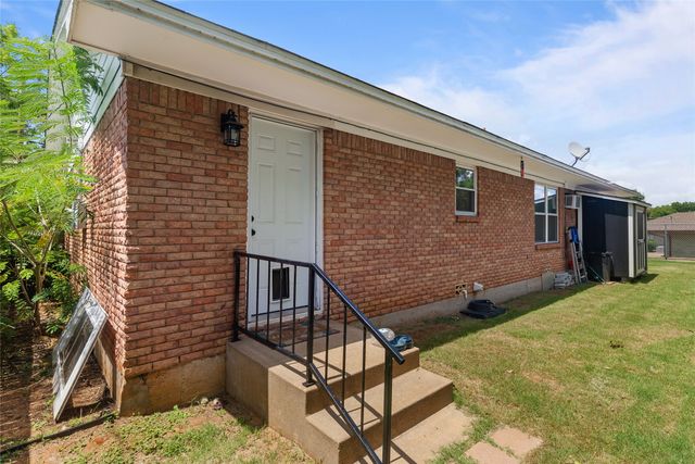 107 Woodard Avenue, Cleburne, TX 76033