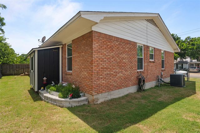 107 Woodard Avenue, Cleburne, TX 76033