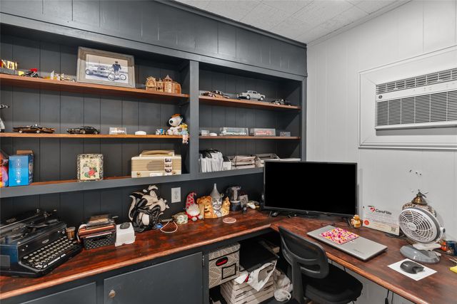 107 Woodard Avenue, Cleburne, TX 76033