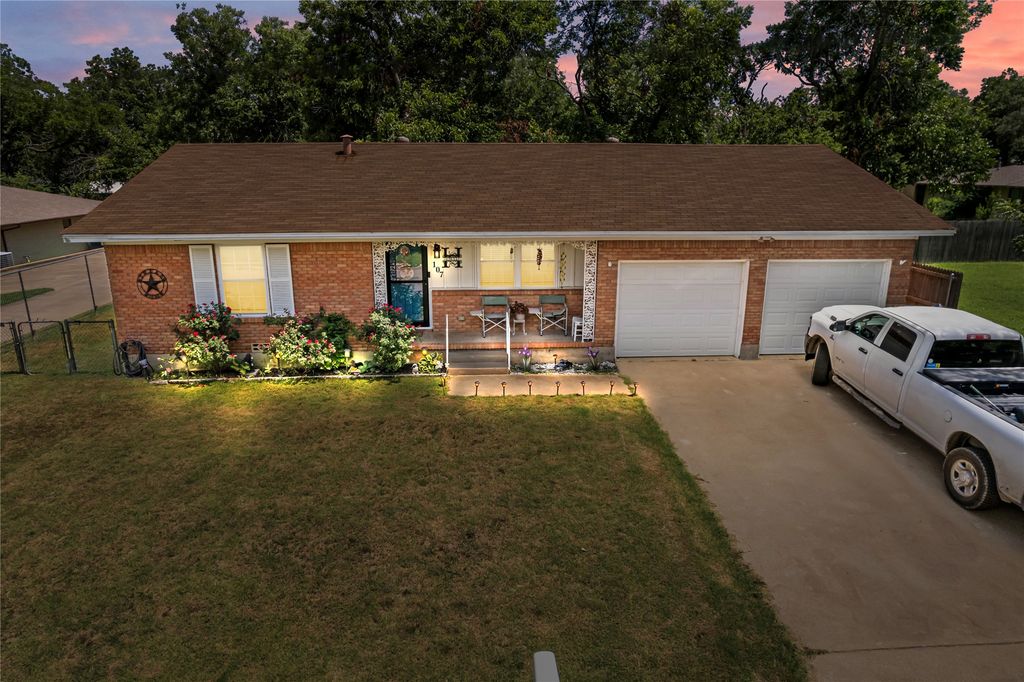 107 Woodard Avenue, Cleburne, TX 76033