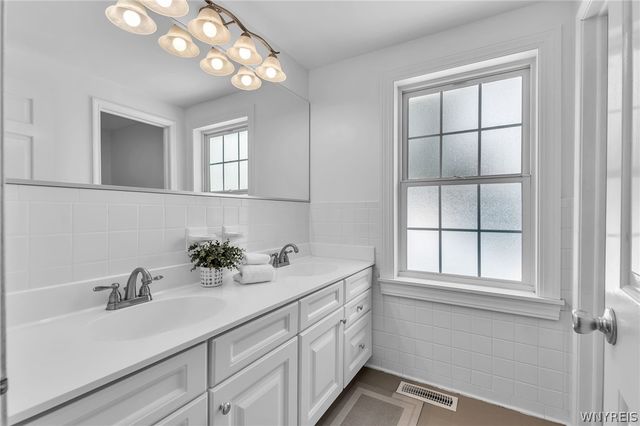 185 Briarhill Rd, Amherst, NY 14221