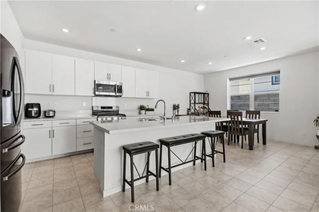 15964 Caterpillar, Fontana, CA 92336