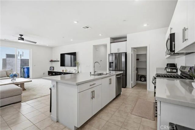 15964 Caterpillar, Fontana, CA 92336