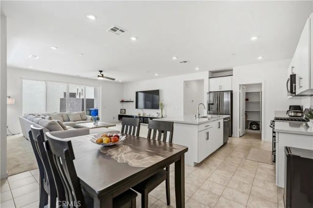 15964 Caterpillar, Fontana, CA 92336