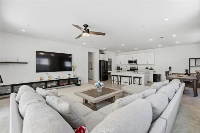 15964 Caterpillar, Fontana, CA 92336
