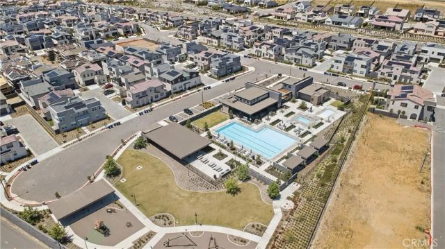 15964 Caterpillar, Fontana, CA 92336
