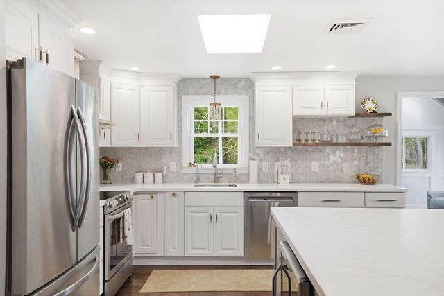 15 Hemlock Dr, Norwell, MA 02061