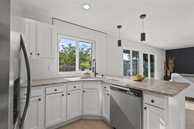 5901 CHIMAYO Drive NW, Albuquerque, NM 87120