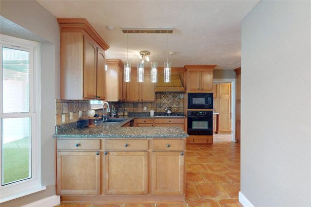 642 N Flamingo Drive, Seabrook, TX 77586