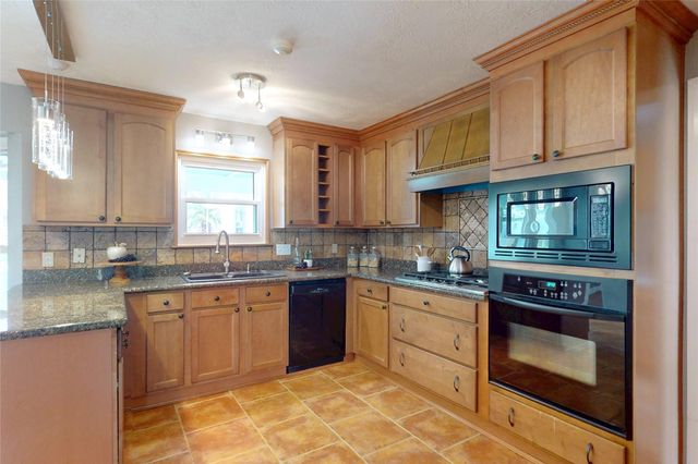 642 N Flamingo Drive, Seabrook, TX 77586