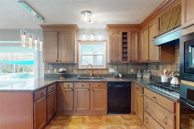 642 N Flamingo Drive, Seabrook, TX 77586